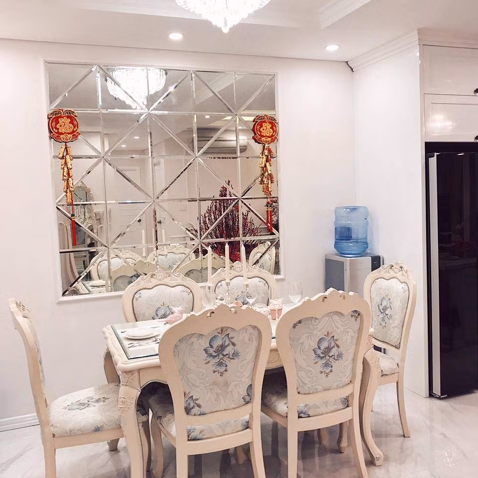 Khu vực bàn ăn được đặt gần phòng khách.