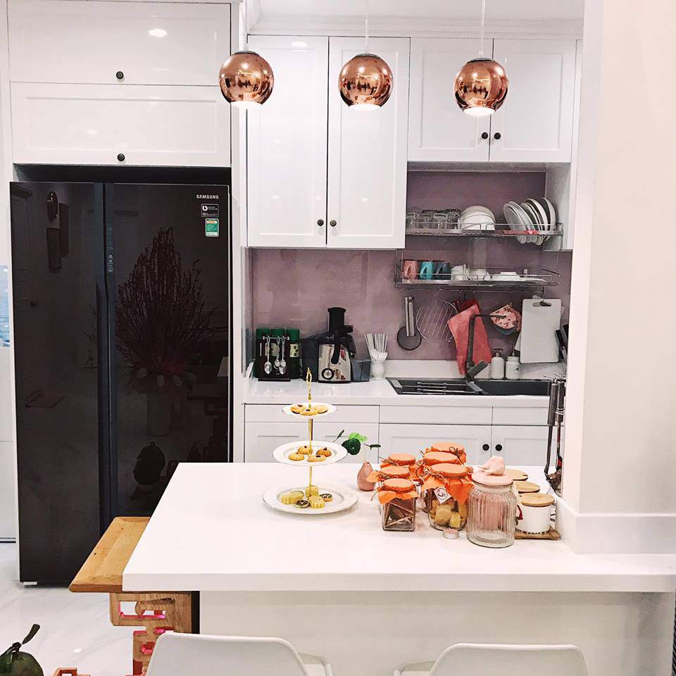 Căn bếp nhỏ nhưng gọn gàng, sạch sẽ, đầy đủ tiện nghi với thiết kế đèn lạ mắt.