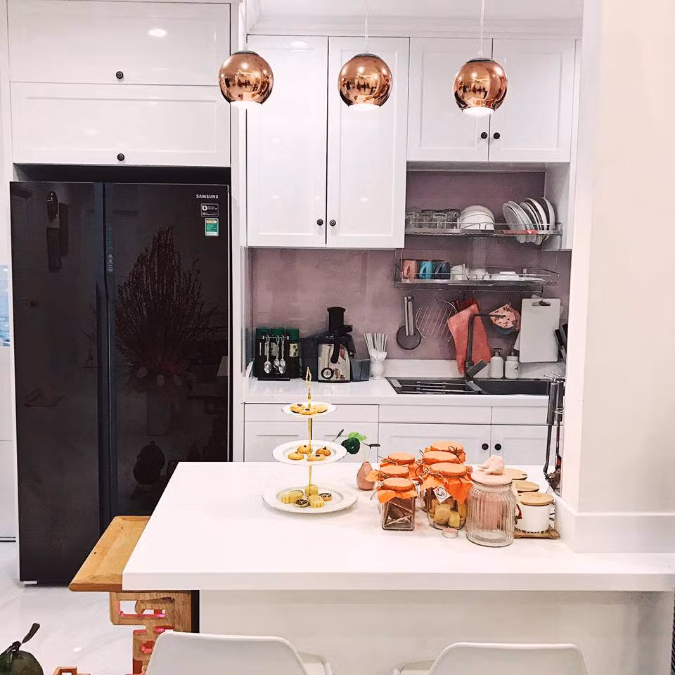 Căn bếp nhỏ nhưng gọn gàng, sạch sẽ, đầy đủ tiện nghi với thiết kế đèn lạ mắt.