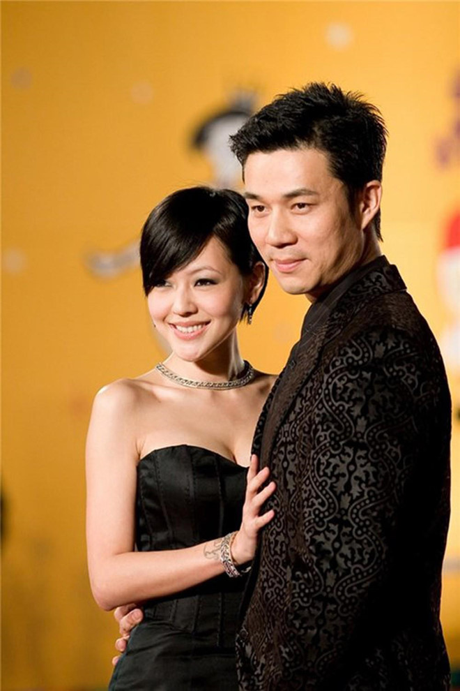 Nữ MC từng nhiều lần ngậm đắng chứng kiến chồng công khai ngoại tình. Doanh nhân họ Hứa không ít lần bị bắt gặp vào hộp đêm uống rượu với các cô gái nóng bỏng hay bị tố bao nuôi gái mại dâm. Hiện tại, dù đã hơn 40 tuổi, Tiểu S vẫn có ý định tiếp tục sinh con với mong muốn có quý tử nối dõi và cải thiện mối quan hệ với gia đình chồng.