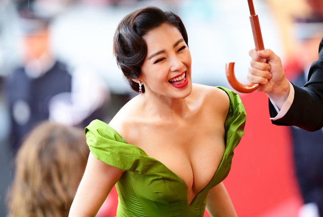 Sau khi ly hôn người chồng đầu tiên, nữ diễn viên kết hôn với doanh nhân Viên Ba Nguyên. Tuy nhiên, cuộc hôn nhân thứ hai này cũng kết thúc một cách chóng vánh sau hơn một năm chung sống. Nguồn tin cho biết gần đây Trương Vũ Kỳ đang hẹn hò với thương gia Singapore Trương Tiền Hào.