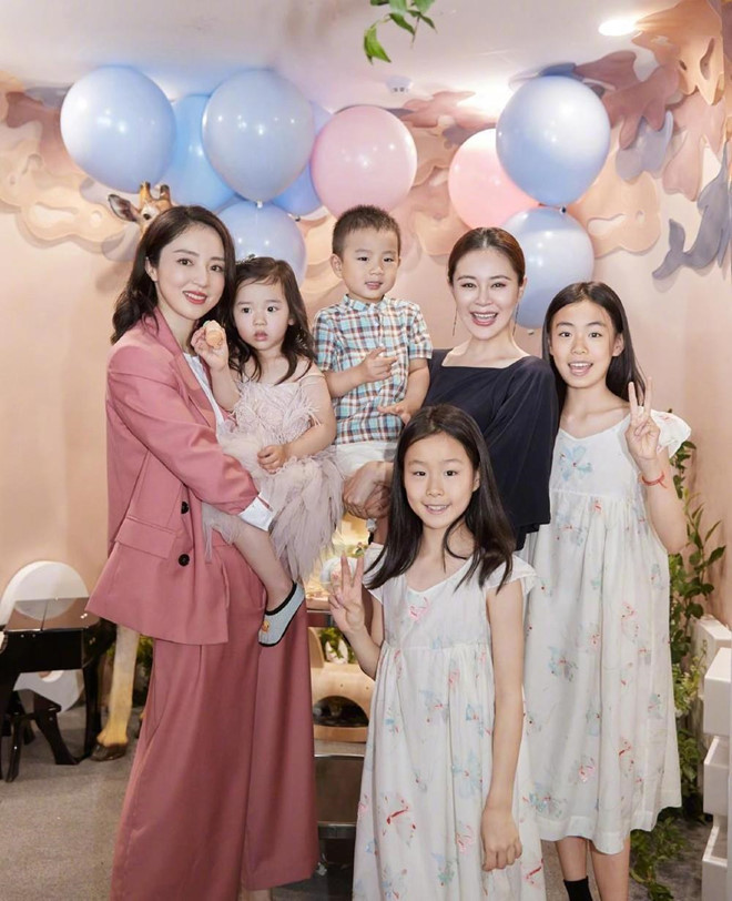 Tháng 3/2018, khi Đổng Tuyền vừa đóng máy phim trở về nhà được 12 ngày, Cao Vân Tường đã gọi một cô gái 36 tuổi tới phòng khách sạn và giở trò đồi bại. Nam diễn viên sau đó bị bắt tại Australia vì dính vào án cưỡng dâm. Đổng Tuyền vay mượn khắp nơi, thế chấp tài sản, gom góp được 3 triệu USD để bảo lãnh cho Cao Vân Tường được tại ngoại. Sau đó, cô đưa con gái và mẹ chồng sang Australia để ở bên chồng, theo đuổi vụ kiện. Nhiều người hâm mộ không khỏi xót xa cho nữ diễn viên và cho rằng cô nên ly hôn Cao Vân Tường vì anh này đã phản bội, không xứng đáng với tình yêu của cô.