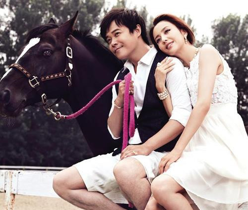 Tháng 1/2017, Phong Hành tiết lộ hình ảnh Trần Tư Thành ngoại tình. Theo hình ảnh và video được công bố, nam diễn viên đã đưa hai cô gái trẻ về phòng và vui vẻ đến tận sáng hôm sau. Dù bị chồng phản bội nhiều lần, Đồng Lệ Á vẫn nhắm mắt cho qua. "Chỉ cần anh ấy biết đường quay về nhà là được", nữ diễn viên trả lời trong một cuộc phỏng vấn.