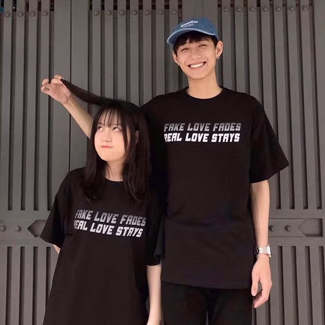 Nguyễn Hằng có gần 400.000 lượt theo dõi trên mạng, còn Thành Trung có trang cá nhân với gần 200.000 lượt follow. Cả hai có phong cách thời trang tương đồng. Những bức ảnh chụp chung, diện áo cặp của bộ đôi 9X luôn nhận được hàng nghìn lượt "thả tim".