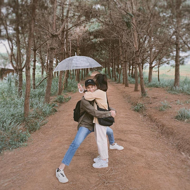 Thành Trung cao hơn 1,85 m trong khi bạn gái cao chưa đến 1,55 m. Dân mạng cho rằng những khoảnh khắc bên nhau của đôi trẻ vừa ngộ nghĩnh, đáng yêu lại hết sức lãng mạn.