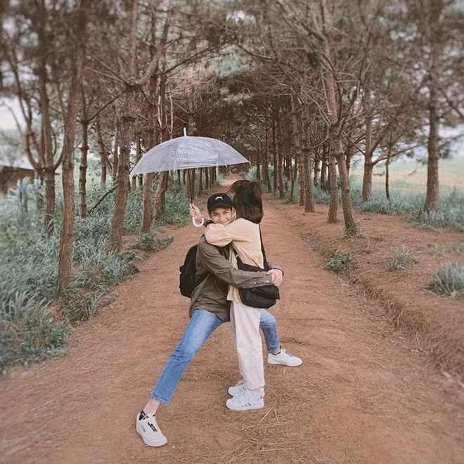 Thành Trung cao hơn 1,85 m trong khi bạn gái cao chưa đến 1,55 m. Dân mạng cho rằng những khoảnh khắc bên nhau của đôi trẻ vừa ngộ nghĩnh, đáng yêu lại hết sức lãng mạn.