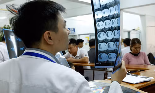 Bat an voi nan “phe” ruou bia dip Tet