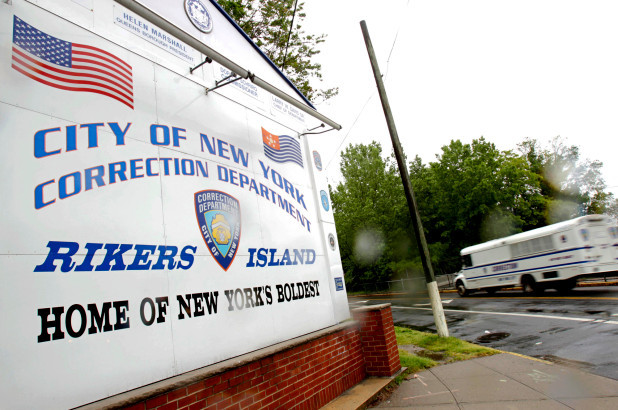Bên ngoài nhà tù đảo Rikers ở New York, Mỹ.