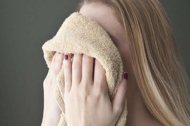 Nguoi dan ong mac sui mao ga vi lay ray tai ngoai tiem