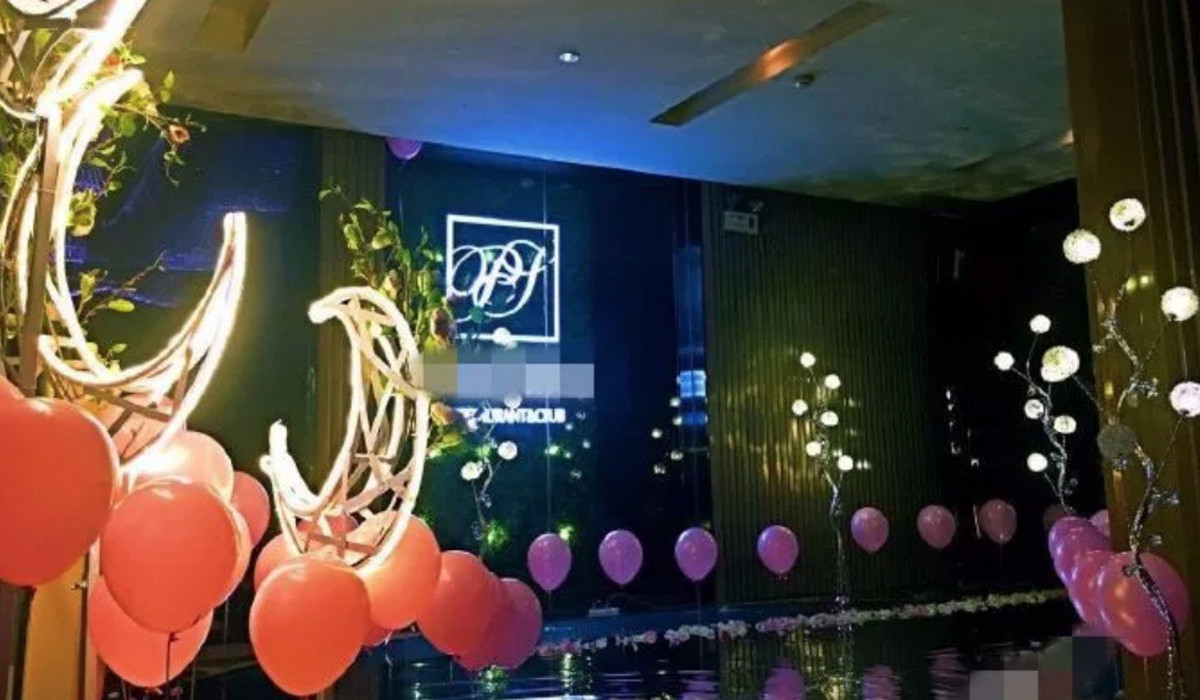 CLB được trang hoàng với rất nhiều bóng bay và hoa.