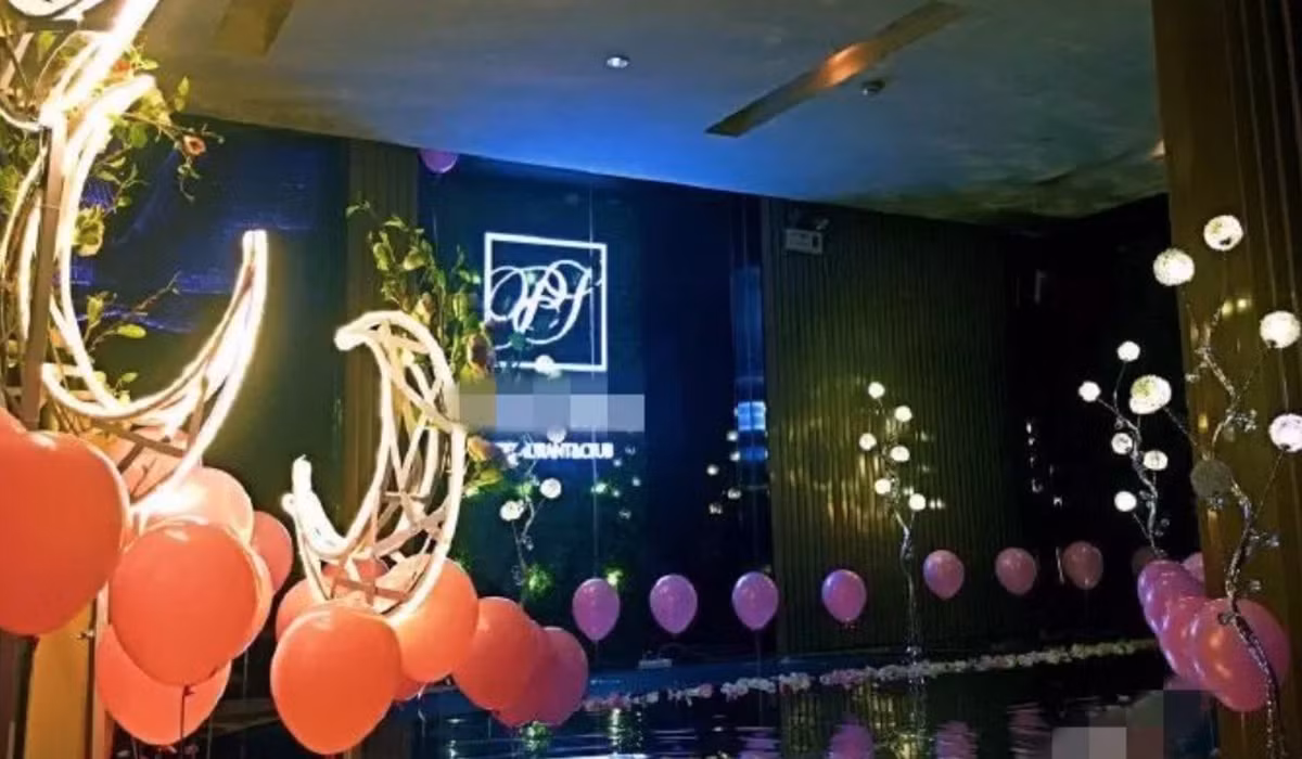 CLB được trang hoàng với rất nhiều bóng bay và hoa.