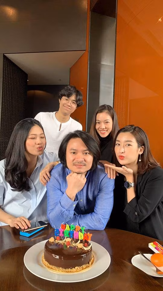 A hau Thanh Tu cong khai dien do bau xuat hien tai dam dong-Hinh-2