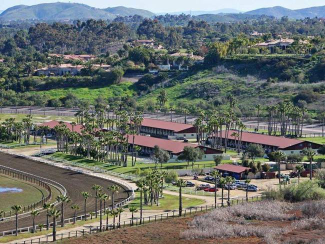 Ở California, Bill Gates sở hữu trang trại ngựa Rancho Paseana rộng 992.682m2 trị giá 18 triệu USD. Ở đây có một đường đua, vườn cây, nhà khách và 5 chuồng ngựa.
