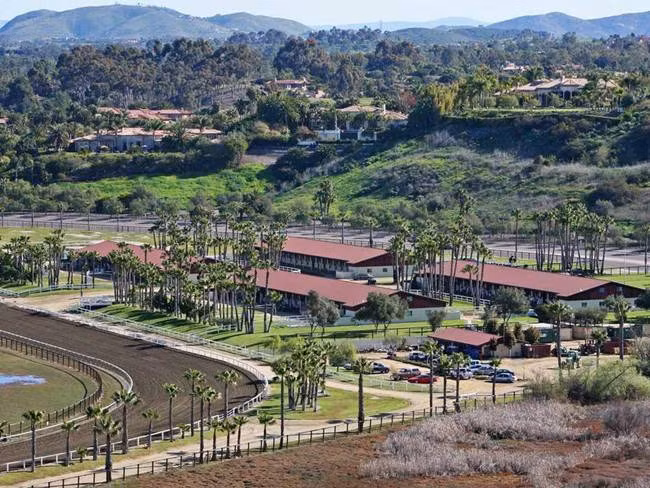 Ở California, Bill Gates sở hữu trang trại ngựa Rancho Paseana rộng 992.682m2 trị giá 18 triệu USD. Ở đây có một đường đua, vườn cây, nhà khách và 5 chuồng ngựa.
