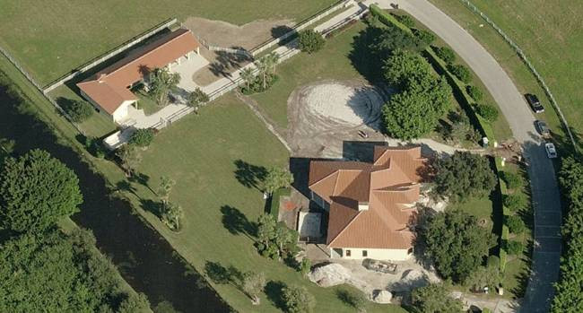 Ngoài căn nhà ở Washington, Bill Gates còn có một trang trại rộng hơn 18.200m2 ở Florida. Tại đây, ông có một biệt thự rộng hơn 1.100m2.