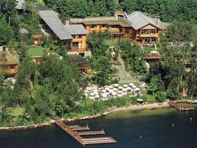 Tỷ phú Bill Gates sở hữu căn nhà thông minh Xanadu 2.0 tại Medina Washington, Mỹ. Ngôi nhà này mất 7 năm xây dựng và tốn 63 triệu USD chi phí.