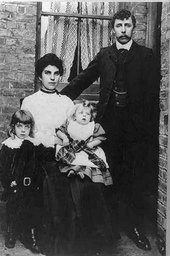 Một gia đình trẻ đã may mắn sống sót sau vụ đắm tàu.