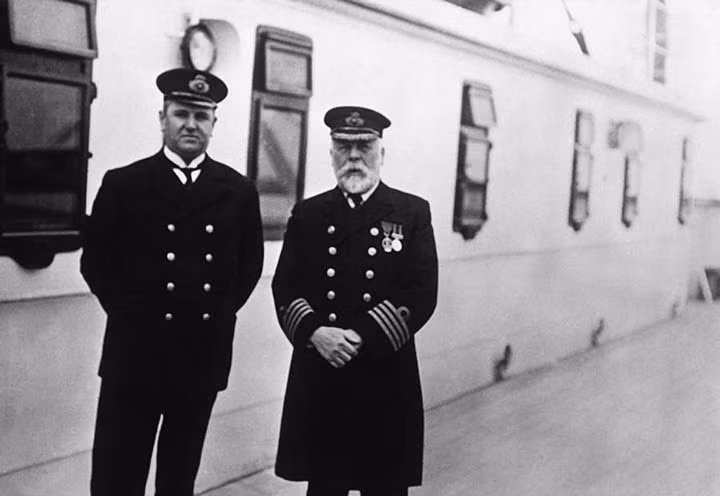 Thuyền trưởng của tàu Titanic Eward J.Smith (phải) và đồng nghiệp của ông, Tổng giám đốc Hugh Walter McElroy, đón chào hành khách lên tàu.