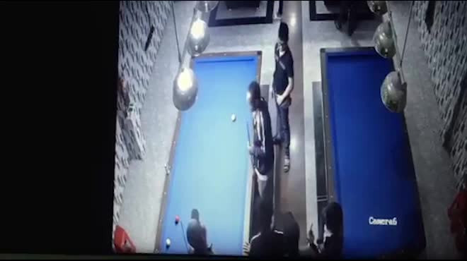 Nam nhan vien bi danh chan thuong so nao vi nhac nho khach