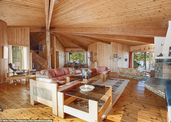 Ngôi nhà được kiến trúc sư thiết kế cẩn thận và chi tiết để tận dụng việc sử dụng ánh sáng mặt trời tự nhiên chiếu vào không gian bên trong. Tầm nhìn tuyệt vời hướng ra thiên nhiên, bất kể bạn đang ở trong khu vực nào của ngôi nhà.