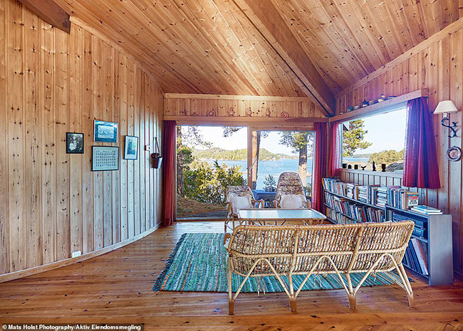 Từ phòng khách, ta có thể dễ dàng đi ra khu vực sân thượng và vườn cây thông qua một cửa trượt lớn. Hòn đảo rộng 1,1 mẫu Anh (tương đương hơn 6000 mét vuông và được bao phủ bởi những cây xanh tươi tốt.