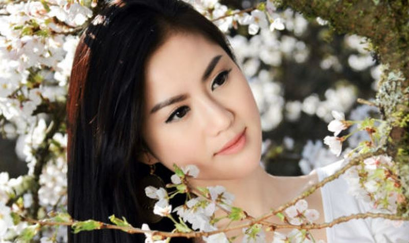 Bi kich hoa hau goc Viet xinh dep goi cam vao tu vi ban can sa