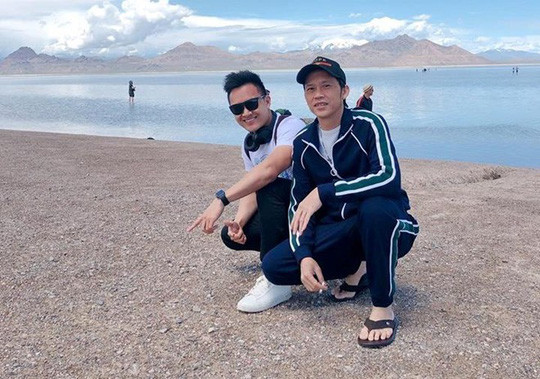 Nhiều cư dân mạng nhận xét nghệ sĩ Hoài Linh trẻ trung hơn với trang phục phong cách thể thao. Nghệ sĩ Hoài Linh từng nói về những người con nuôi hoạt động trong ngành nghệ thuật. Tuy nhiên, "Sáu Bảnh" hiếm khi nói về con trai ruột. Trong một lần biểu diễn ở Nhật Bản, anh tâm sự có một con trai sinh năm 1990.