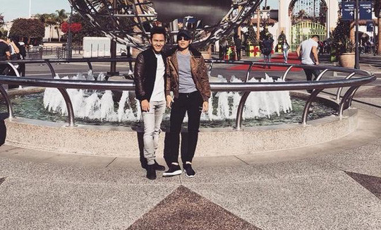 Hình ảnh Hoài Linh bên con trai vào năm 2017. Võ Lê Thành Vinh tốt nghiệp Đại học Texas vào tháng 12/2018. Anh hiện là kỹ sư của hãng hàng không American Airlines. Trên trang cá nhân, con trai nghệ sĩ Hoài Linh thường chia sẻ về những kiến thức cơ bản liên quan đến hàng không.