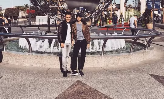 Hình ảnh Hoài Linh bên con trai vào năm 2017. Võ Lê Thành Vinh tốt nghiệp Đại học Texas vào tháng 12/2018. Anh hiện là kỹ sư của hãng hàng không American Airlines. Trên trang cá nhân, con trai nghệ sĩ Hoài Linh thường chia sẻ về những kiến thức cơ bản liên quan đến hàng không.