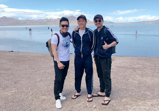 Con trai nghệ sĩ Hoài Linh tiết lộ họ đáp máy bay tới Salt Lake từ hôm 26/5. Cùng đi với cha con anh còn có diễn viên Hứa Minh Đạt.