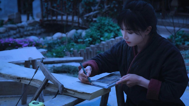 Trở về quê làm vlog từ năm 2012, đến nay, Lý Tử Thất đã là gương mặt nổi danh mạng xã hội. Bên cạnh sáng tạo nội dung, cô nàng sinh năm 1990 còn mở cửa hàng kinh doanh ẩm thực riêng.