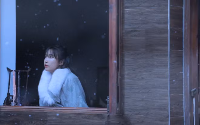 Ngôi nhà gỗ cổ truyền kết hợp những góc quay nghệ thuật khiến người xem liên tưởng đến các bộ phim cổ trang nổi tiếng. Sự mộc mạc, nên thơ ấy góp phần làm nên chất riêng của "tiên nữ đồng quê".