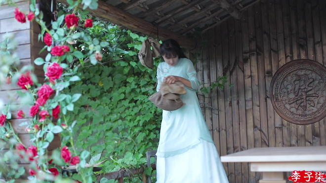 Xung quanh căn nhà ngập đầy các loài hoa như hồng, cúc, hướng dương... Mỗi mùa, Tử Thất thường bài trí trên bàn những bình hoa đầy màu sắc khác nhau.