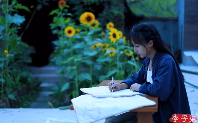 Từ nhỏ đã được ông bà nuôi dưỡng, Lý Tử Thất cảm thấy bình yên khi rời thành phố, trở về và đắm mình trong không gian của mảnh đất nơi mình lớn lên.