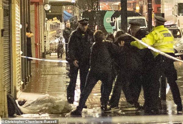 Me gao khoc ben xac con trai 17 tuoi bi mafia sat hai da man