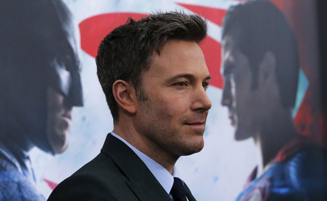 Ben Affleck trong Batman v Superman: Vai Batman trong Batman v Superman mang về cho Ben Affleck tấm séc thù lao giá trị lớn nhất trong sự nghiệp - 43 triệu USD. Theo trang Financenancy, khoản tiền này đã giúp tăng tổng giá trị tài khoản của Affleck lên 130 triệu USD, đưa tên anh vào danh sách những ngôi sao giàu có nhất ở Hollywood. Phần diễn của anh trong phim được các fan đánh giá tốt. Có người nói Batman của Affleck là phiên bản giống với nguyên tác nhất từ trước đến nay.
