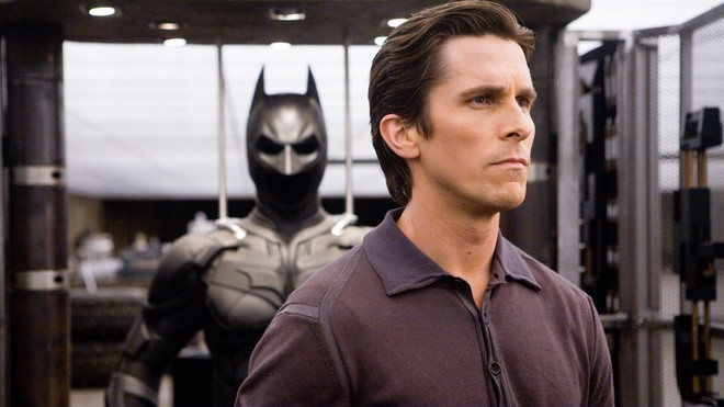 Christian Bale trong The Dark Knight: Dù không sát với nguyên tác như Batman của Ben Affleck nhưng phiên bản người hùng bóng đêm của Christian Bale vẫn được các fan yêu thích hơn cả. Hồi năm 2003, Christian Bale được trả 9 triệu USD cho phần Batman Begins. Sang The Dark Knight, mức lương cơ bản của tài tử người Anh là 10 triệu USD nhưng anh được trả thêm 20 triệu USD do nhà sản xuất muốn thuyết phục nam diễn viên đóng tiếp phần sau. Do vậy, tổng số tiền mà Bale nhận được từ The Dark Knight là 30 triệu USD.