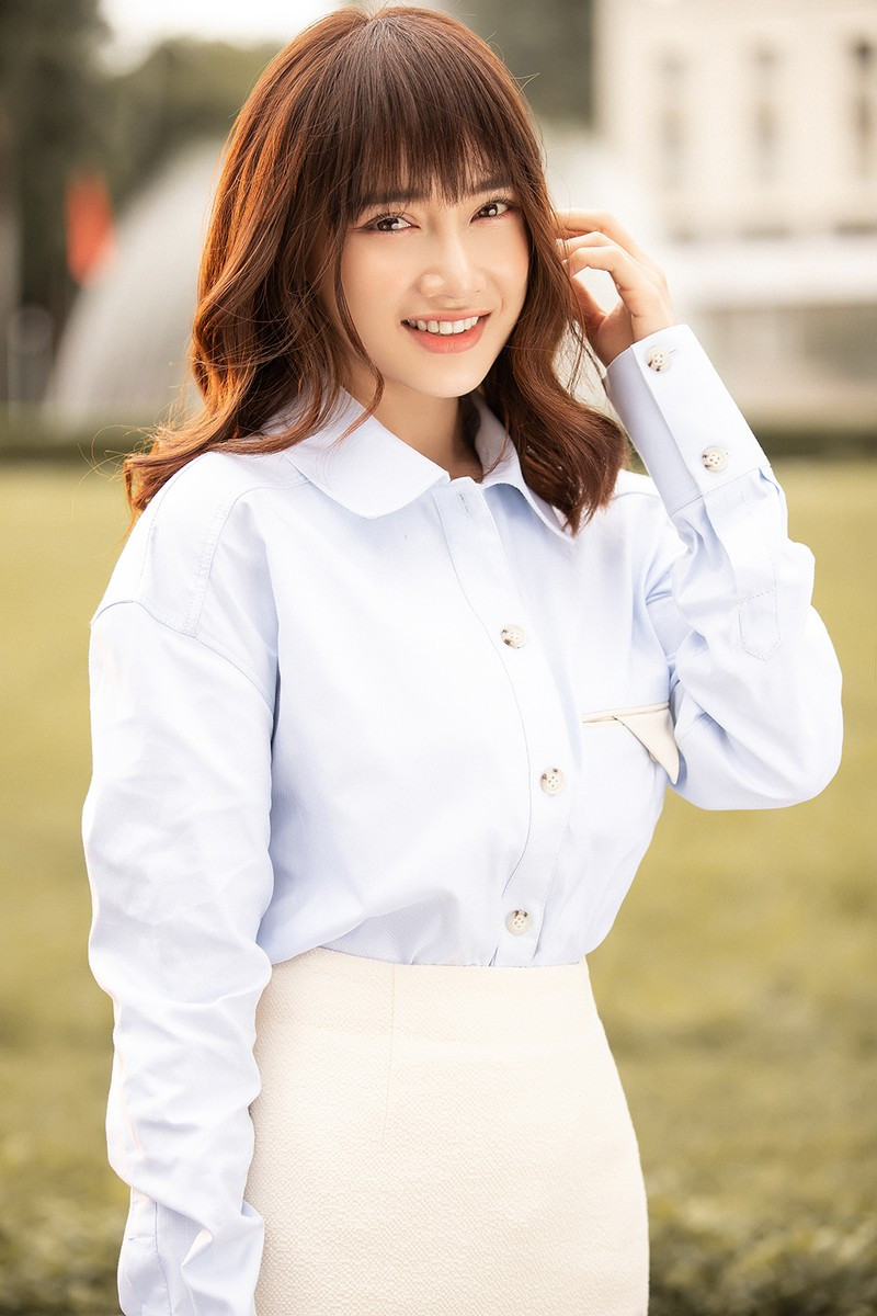 Thông qua bộ ảnh mới lần này với những trang phục trẻ trung, nữ tính, Nhã Phương muốn kể về câu chuyện mang tên “Thanh xuân” của chính mình.