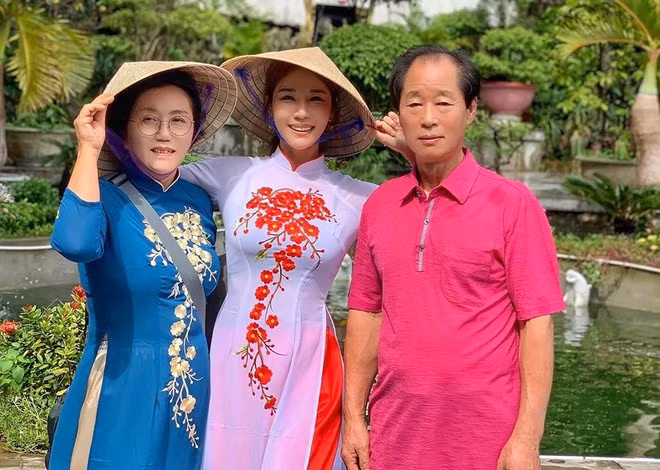 DJ goi cam xu Han khoe anh dien ao dai, doi non la o Da Nang