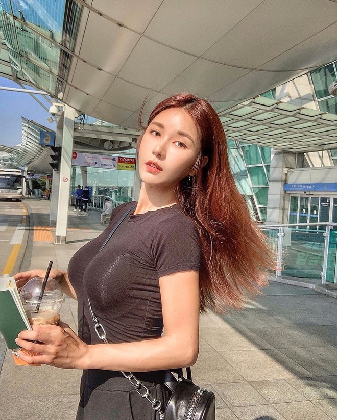 Chuyến du lịch cùng gia đình tại Đà Nẵng không phải lần đầu tiên Siena đến Việt Nam. Đầu tháng 9 vừa qua, cô gây chú ý khi quảng bá cho một sự kiện võ thuật diễn ra ở TP.HCM. Những hình ảnh gợi cảm của nữ DJ được chia sẻ trên nhiều diễn đàn.