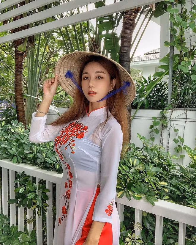 Nữ DJ khiến nhiều người thích thú khi khoe ảnh diện áo dài, đội nón lá. Siena tỏ ra hào hứng trong lần đầu được thử trang phục truyền thống Việt Nam cũng như khám phá thành phố biển xinh đẹp cùng các thành viên trong gia đình.