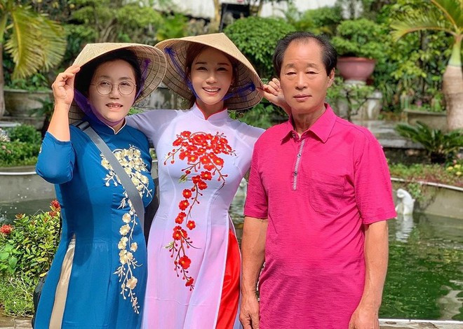 DJ goi cam xu Han khoe anh dien ao dai, doi non la o Da Nang