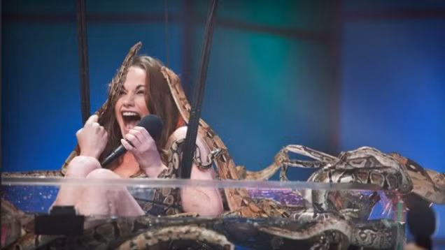 Killer Karaoke nổi tiếng với câu nói chủ đề "dù có chuyện gì xảy ra, đừng ngừng hát". Khán giả tại trường quay trực tiếp lựa chọn người thắng qua mỗi vòng đối đầu. Hiện tại, nhiều quốc gia đã mua lại bản quyền chương trình, trong đó có Việt Nam và Thái Lan. Khi phát sóng ở Việt Nam, game show này bị phản ứng dữ dội và đã phải dừng phát sóng.