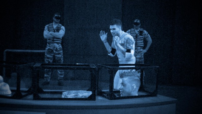 Bởi vì người chơi hoàn toàn bị động trong môi trường thiếu sáng, nhiều vật phẩm đáng sợ như chuột, chồn, rắn được sắp đặt. Ngoài ra, những đồ vật bình thường cũng trở nên kinh dị hơn khi các thí sinh chỉ được phép cảm nhận bằng các chi giác.