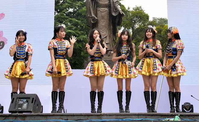 Tuy thể hiện bản hit “Koisuri fortune cookie” bằng tiếng Nhật, nhưng các cô gái Việt Nam vẫn tỏ ra tự tin và không hề kém cạnh đàn chị. Trong khi đó, các cô gái đến từ Nhật Bản cũng thể hiện sự thân thiện, ấm áp dành cho đàn em.