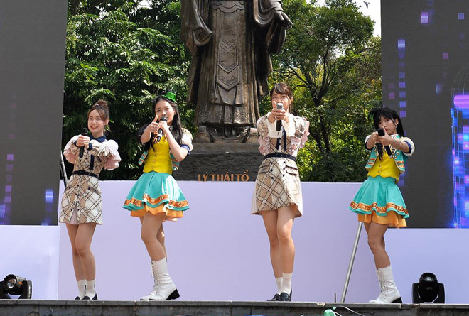 Ngoài AKB48, chương trình còn có sự góp mặt của SGO48 – nhóm nhạc chị em phiên bản Việt của các “thánh nữ”. Đây cũng là lần đầu tiên các cô gái trong SGO48 được đứng chung sân khấu và biểu diễn cùng AKB48.