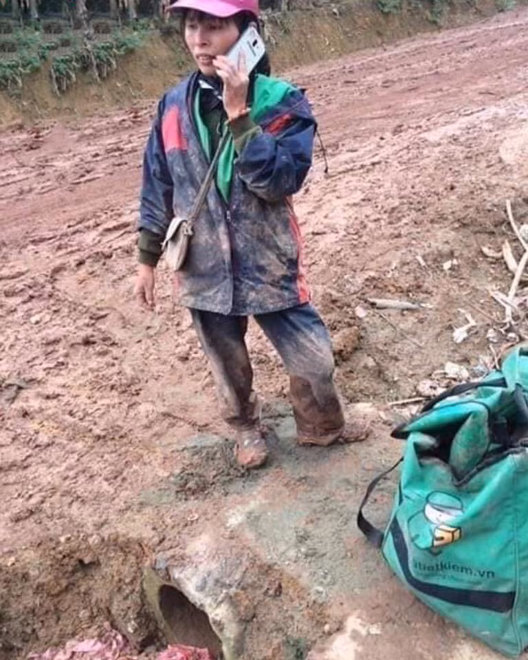 Nu shipper bat chap loi bun, vac tui buu pham di giao cho khach