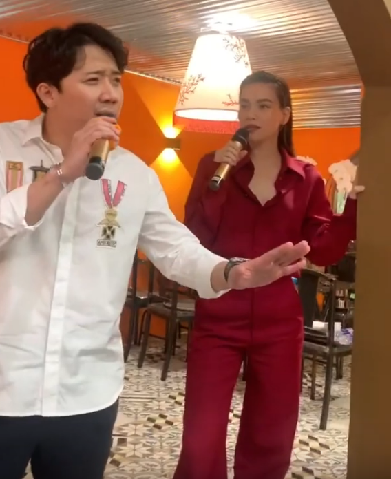 Ho Ngoc Ha gay soc voi hinh anh ngoi len dui ban trai noi dong nguoi