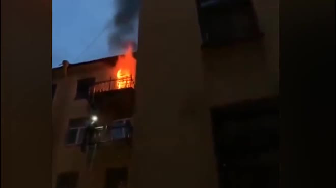 Chay nha khi dang tam, nguoi phu nu khoa than lao vut ra ban cong