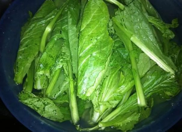 Loai rau dang o nong thong khong buon an, tren thanh thi ban 80 nghin/kg-Hinh-2